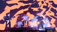 Grup band NTRL pun turut hadir meramaikan penutupan Asian Para Games 2018.