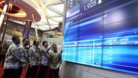 Komisaris Utama PT Garudafood Putra Putri Jaya Tbk (GOOD) Sudhamek Agoeng Soenjoto, bersama Direktur Utama  Hardianto Atmadja, Direktur Independen Rudy Brigianto, Direktur Fransiskus Johny, didampingi Direktur PT Bursa Efek Indonesia Laksono Widio Widodo melihat pergerakan layar grafik saham GOOD di papan perdagangan usai melakukan pencatatan saham perdana PT Garudafood Putra Putri Jaya Tbk di Bursa Efek Indonesia, Jakarta, Rabu (10/10). Foto: dok. Garuda Food
