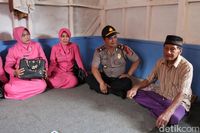 Rona Bahagia Suami-Istri Lansia di Bandung Dibangunkan Rumah
