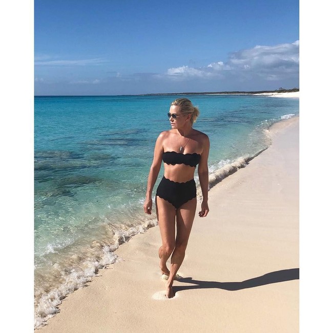 Kerap mengunggah foto memakai bikini, Yolanda Hadid pun dibanjiri komentar pujian terhadap bentuk tubuhnya dan betapa dirinya awet muda. Im 21 and I wish I looked like you,” tulis seorang netizen. “You look incredible,” tulis netizen lainnya. Foto: Dok. Getty Images, Instagram Yolanda Hadid