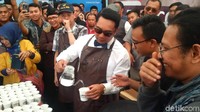 Di acara Ngopi Saraosna (Ngora) Volume 6 yang berlangsung pada akhir Oktober 2018, Ridwan Kamil mengenakan apron dan menyeduh secangkir kopi. Wah, gayanya seperti seorang barista andal! Foto: Mochamad Solehudin/detikcom