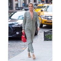 Dalam wawancara dengan majalah Harper’s Bazzar, Yolanda Hadid pernah mengungkapkan rahasia awet mudanya. Selain rutin minum air lemon setiap pagi, dia juga banyak makan sayur-sayuran dan memilih asupan organik. Foto: Dok. Instagram Yolanda Hadid