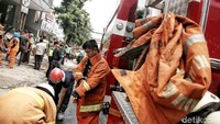 Belum diketahui penyebab kebakaran ini. Petugas juga belum mendapatkan informasi soal ada-tidaknya korban.