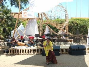 Panggung Bambu yang Tak Pernah Sepi di Indonesia Pavilion