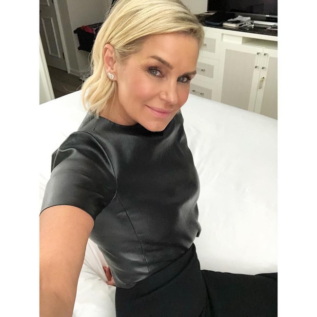 Inilah Yolanda Hadid, ibunda dari dua top model cantik yang laris di panggung mode, Gigi dan Bella Hadid. Yolanda juga ibu dari Anwar Hadid, putra bungsu dari keluarga Hadid yang kini juga terjun ke dunia modelling seperti kedua kakaknya. Foto: Dok. Instagram Yolanda Hadid