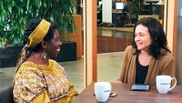 Berbincang dengan Musimbi Kanyoro dari Global Fund Women, Sheryl ditemani secangkir minuman. Kira-kira isinya kopi bukan ya? Foto: Instagram @sherylsandberg