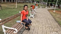 Berbagai fasilitas pun tersedia di taman ini seperti jogging track, tempat duduk, tanaman hias, dan berbagai macam lainnya.