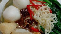 Komplet banget! Selain bakso ikan, ada tahu bakso dan pangsit plus sawi. Foto : Instagram @lamcheck828