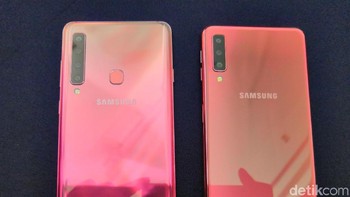 Saat berjajar dengan Galaxy A7 versi warna pink. Foto: Fino Yurio Kristo/detikINET
