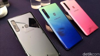 Ada total 3 pilihan warna Galaxy A9 yang ditawarkan oleh Samsung, yaitu Caviar Black, Lemonade Blue dan Bubblegum Pink. Foto: Fino Yurio Kristo/detikINET