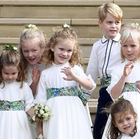 Kedua anak Pangeran William dan Kate Middleton ini mengenakan busana yang didominasi warna putih. Namun penampilannya dibuat playful dengan ban pinggang bercorak hijau. Foto: (Steve Parsons/Getty Images)