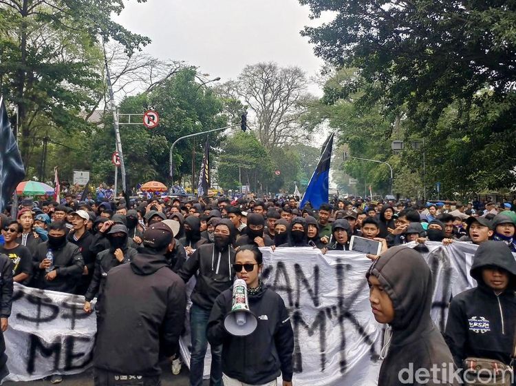 Ribuan Bobotoh Gelar Aksi Bandung Melawan di Gedung Sate