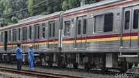 Sejumlah petugas pun masih melakukan penanganan. Para penumpang pun telah dievakuasi ke kereta lainnya.