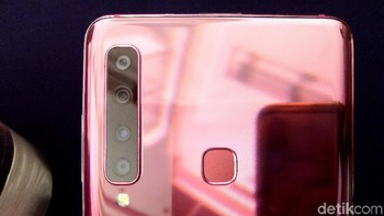 Tampak empat kameranya yang vertikal juga punya frame senada berwarna pink. Foto: Fino Yurio Kristo/detikINET