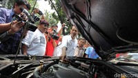 Jokowi saat masih menjabat Wali Kota Solo membawa Esemka untuk uji emisi ke Serpong. Foto: Rachman Haryanto