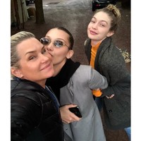 Yolanda Hadid yang kerap disebut-sebut terlihat seperti kakak dan adik dengan anak-anaknya juga punya satu tips lagi untuk awet muda. Dia rutin melakukan detox dengan berpuasa setidaknya satu kali dalam sebulan. Foto: Dok. Instagram Yolanda Hadid