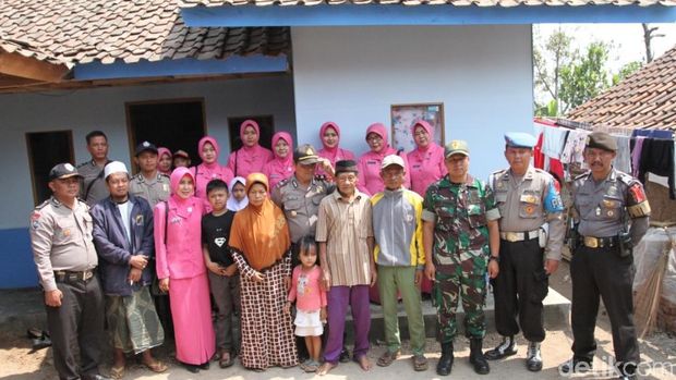 Rona Bahagia Suami-Istri Lansia di Bandung Dibangunkan Rumah