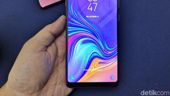 Galaxy A9 diotaki prosesor Snapdragon 660 dipadukan RAM 6 GB serta memori internal 128 GB. Bila kurang luas, ada slot microSD yang mendukung hingga 512 GB. Sedangkan baterainya 3.800 mAh dengan fast charging. Foto: Fino Yurio Kristo/detikINET