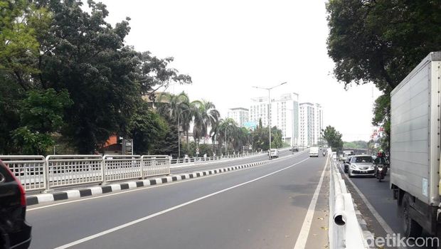 Cuaca panas di Jakarta. Foto diambil di Jalan Taman Makam Pahlawan Kalibata. Cuaca terpantau 33 derajat Celcius dengan kelembapan 47 persen