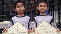 Diantaranya adalah kegiatan menghias layang-layang.