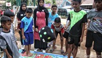 Ada pula permainan ular tangga.