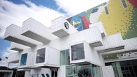 Dibangun dari 29 kontainer bekas dan akan berfungsi sebagai drive-thru di pusat perbelanjaan yang akan segera dibuka. Istimewa/designboom.com.