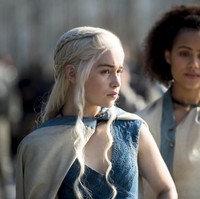 Tatanan rambut kepang juga sempat jadi populer berkat serial yang dibintangi Kit Harrington dan Emilia Clarke ini. Rambut panjang yang dihias dengan kepangan memang membuat penampilan wanita terlihat lebih feminin dan cantik. Foto: istimewa