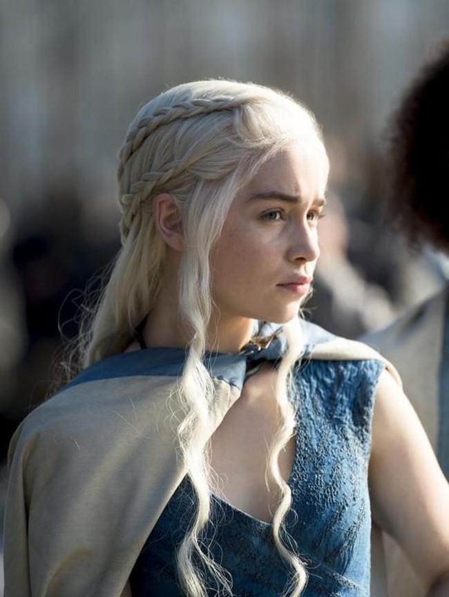 Tatanan rambut kepang juga sempat jadi populer berkat serial yang dibintangi Kit Harrington dan Emilia Clarke ini. Rambut panjang yang dihias dengan kepangan memang membuat penampilan wanita terlihat lebih feminin dan cantik. Foto: istimewa