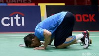 Momen sujud syukur Ukun Rukendi usai berakhirnya pertandingan.