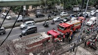 Menurut Bara, ada 10 unit mobil yang menuju ke lokasi kebakaran. Situasinya pun sudah pendinginan karena sumber air ada di Kali Ciliwung.