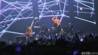 Tak lagi mengenakan kemeja putih dan celana hitam, boyband asal Korea Selatan itu tampil lebih berwarna. Foto: (Hanif Hawari/detikHOT)