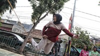 Anak-anak yang lainnya pun tampak asyik bermain lompat karet.