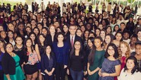 Bersama walikota Los Angeles, Sheryl meluncurkan Women’s Leadership Series di tahun 2015. Nampak di hadapan mereka ada mangkuk-mangkuk makanan enak. Foto: Instagram @sherylsandberg