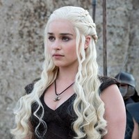 Sejak ditayangkan pertama kali pada 7 April 2014, situs belanja Amazon mencatat pembelian cat rambut berwarna platinum meningkat hingga 533 persen setelah 1 bulan penayangan. Banyak wanita ingin meniru rambut pirang platinum Daenerys Targaryen, Mother of Dragons. Foto: istimewa