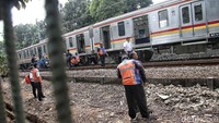 Sebuah rangkaian KRL anjlok di dekat Stasiun Palmerah, Jakarta, Sabtu (13/10/2018).