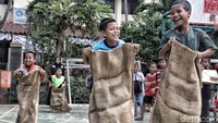 Sejumlah anak-anak tampak asyik bermain permainan tradisional di RPTRA Melati, Duri Pulo, Jakarta Pusat, Sabtu (13/10/2018).