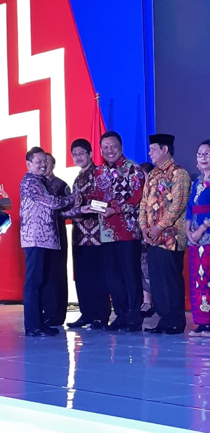 Kembangkan Pendidikan TIK, Olly Terima Penghargaan Kemdikbud