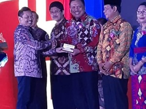 Kembangkan Pendidikan TIK, Olly Terima Penghargaan Kemdikbud