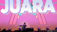 Zizi merupakan seorang penyanyi tunanetra yang juga piawai bermain piano turut tampil membawakan lagunya yang terpilih menjadi lagu tema dari Asian Para Games 2018.