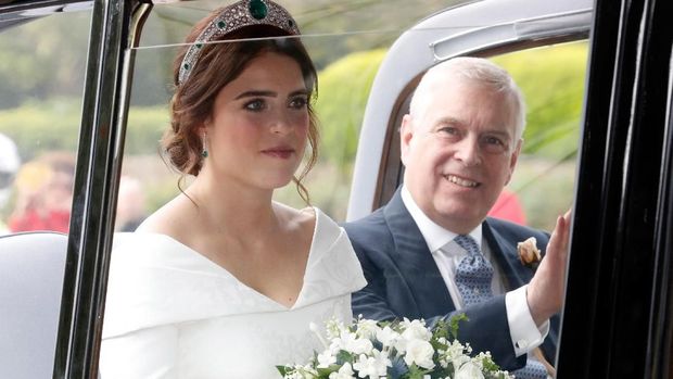 WINDSOR, ENGLAND - OCTOBER 12:  The bride Princess Eugenie of York with her father Prince Andrew, Duke of York arrives by car for her Royal wedding to Mr. Jack Brooksbank at St. George's Chapel on October 12, 2018 in Windsor, England.  (Photo by Chris Jackson/Getty Images)