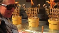  Serangga yang satu ini mungkin terlihat menyeramkan. Tapi kalajengking punya rasa mirip popcorn, udang, dan kepiting. Kalajengking aman dikonsumsi setelah bisa dan alat sengatnya dibuang. Foto: Istimewa