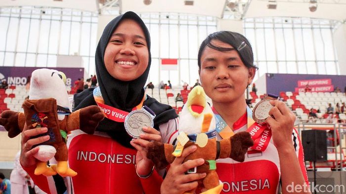 Sri Sugiyanti (kanan) menyumbangkan empat medali untuk Indonesia di Asian Para Games 2018. (Foto: Rifkianto Nugroho)