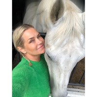 Pada usia 54 tahun, Yolanda Hadid pun masih aktif berolahraga. Terlihat di halaman media sosialnya, dia sangat menyukai berkuda. Dan Yolanda juga menyukai yoga serta hiking. Foto: Dok. Instagram Yolanda Hadid