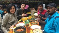 Bersama tiga rekannya, Andre terlihat asyik menikmati makanan di restoran sunda. Menunya ada ikan bakar, tumis kangkung dan tak ketinggalan sambal terasi. Minumannya, Andre memilih segelas es jeruk.  Foto: Instagram @andreferdians