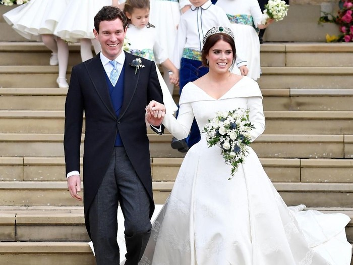 pangeran george dan putri charlotte WINDSOR, ENGLAND - OCTOBER 12: Princess Charlotte of Cambridge and Prince George of Cambridge ahead of the wedding of Princess Eugenie of York and Mr. Jack Brooksbank at St. Georges Chapel on October 12, 2018 in Windsor, England. (Photo by Steve Parsons - WPA Pool/Getty Images)