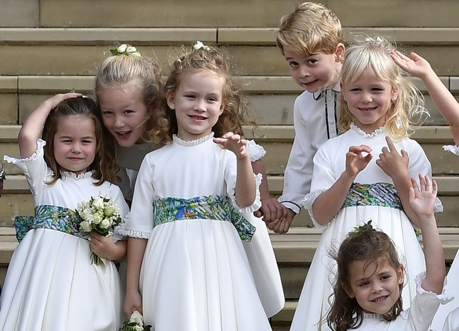 Putri Charlotte dan Pangeran George tak hanya berdua sebagai bridesmaid dan pageboy Putri Eugenie. Mereka menjadi pengiring pengantin bersama cucu Putri Anne, Savannah dan Isla Philips, Putri Zara Tindall, Mia Tindall, cucu Pangeran Michael of Kent, Maud Windsor dan juga putri Robbie Williams dan Ayda Fields, Theodora Williams. Foto: (Steve Parsons/Getty Images)