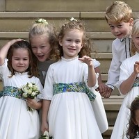 Putri Charlotte dan Pangeran George tak hanya berdua sebagai bridesmaid dan pageboy Putri Eugenie. Mereka menjadi pengiring pengantin bersama cucu Putri Anne, Savannah dan Isla Philips, Putri Zara Tindall, Mia Tindall, cucu Pangeran Michael of Kent, Maud Windsor dan juga putri Robbie Williams dan Ayda Fields, Theodora Williams. Foto: (Steve Parsons/Getty Images)