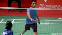Ukun mengejar ketertinggalan hingga akhirnya mampu mengakhiri gim kedua dengan skor 21-15 kemenangan untuk Ukun.
