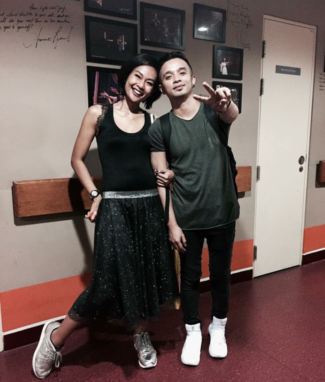 Salah satu anggota grup band Ungu, Onci, menikah dengan Endhita Wibisono pada 23 Oktober 2011. Diketahui keduanya memiliki perbedaan usia 7 tahun. Walaupun demikian hal itu tak menghalangi keduanya untuk melangsungkan pernikahan. Foto: Instagram