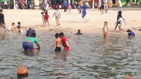 Setelah berhasil ditangkap, ubur-ubur tersebut kemudian dikelilingi oleh anak-anak yang ada di pantai. Ubur-ubur tersebut kemudian di bawa ke area pantai dan dikubur di dalam pasir. 